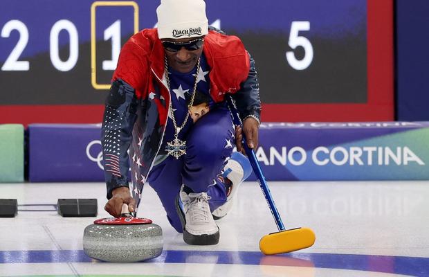 Snoop Dogg a făcut senzație la Jocurile Olimpice de la Milano, încercând mai multe sporturi de iarnă