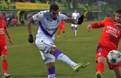 FC Argeș s-a distrat cu Hermannstadt și a făcut încă un pas important spre play-off + Dennis Politic, assist la debut