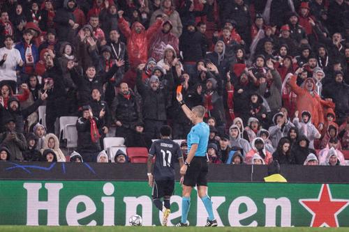 Arbitrul Davide Massa îl elimină pe Rodrygo (Real Madrid) în prelungirile meciului cu Benfica (2-4) din Ligă.
