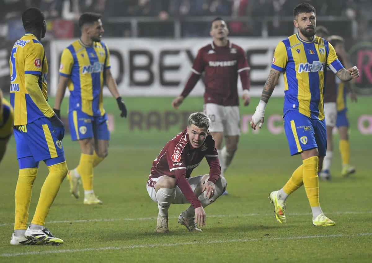 Întrebat după Rapid - Petrolul: „E adevărat că sunteți certați cu antrenorul?”