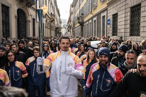 Zlatan Ibrahimovic a atras mulți fani în Milano care au vrut să facă o poză cu el purtând flacăra olimpică / Foto: Imago
