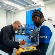 Adriano i-a dat un autograf lui Marcus Thuram pe tricoul cu numărul 10 și numele lui Adriano / Foto: X Inter