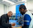 Adriano i-a dat un autograf lui Marcus Thuram pe tricoul cu numărul 10 și numele lui Adriano / Foto: X Inter