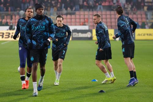 Yann Bisseck (cu căciulă) este pe lista lui Bayern pentru mercato estival / Foto: Imago