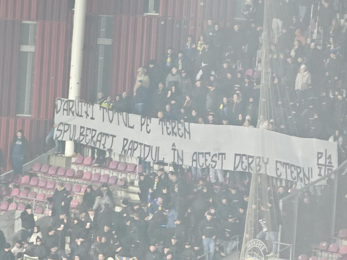 Mesajele afișate de galerii la Rapid - Petrolul