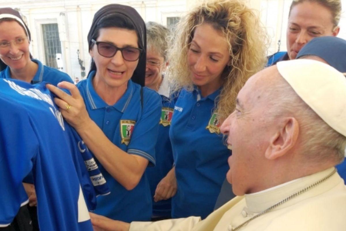 Ce poveste! Călugărița care dirija traficul în Italia e româncă și a jucat fotbal în națională: „Sportul îmi oferea doar bucurii de moment”