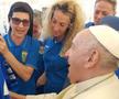 Emilia Jitaru, cu ochelari, lângă Papa Francisc