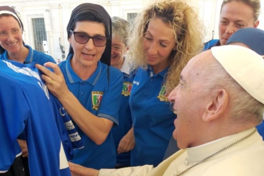 Emilia Jitaru, cu ochelari, lângă Papa Francisc Ce poveste! Călugărița care dirija traficul în Italia e româncă și a jucat fotbal în națională: „Sportul îmi oferea doar bucurii de moment”
