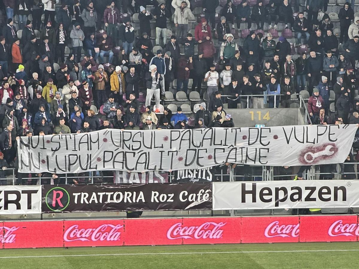 Mesajele afișate de galerii la Rapid - Petrolul