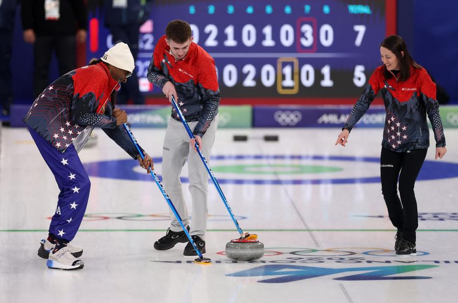 Snoop Dogg încercând curling FOTO Guliver/GettyImages Snoop Dogg a făcut senzație la Jocurile Olimpice de la Milano, încercând mai multe sporturi de iarnă