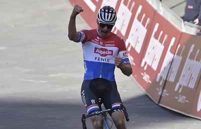 Mathieu van der Poel a câștigat Strade Bianche 2021 cu un atac monstruos în fața lui Julian Alaphilippe