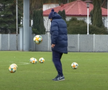 Mircea Lucescu, 75 de ani, antrenorul celor de la Dinamo Kiev, a „arestat” balonul la unul dintre antrenamentele ucrainenilor.