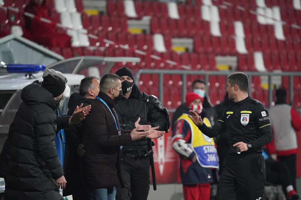 Edward Iordănescu nu va sta pe bancă la meciul cu FCSB + Pedeapsă drastică pentru Andrei Cristea