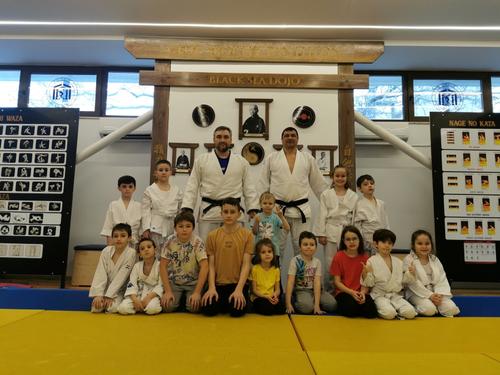 Unul dintre grupurile de copii în dojo