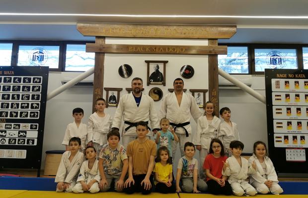 Terapie prin judo » Copiii ucraineni refugiați la Constanța sunt ajutați să uite de războiul din țara lor prin sport
