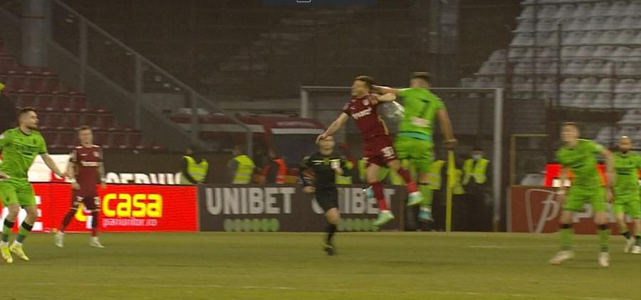 Intrarea lui Steliano Filip // foto: captură telekom Steliano Filip, eliminat în 5 minute, în CFR Cluj - Dinamo 4-1 » A urmat dezastrul pentru „câini”