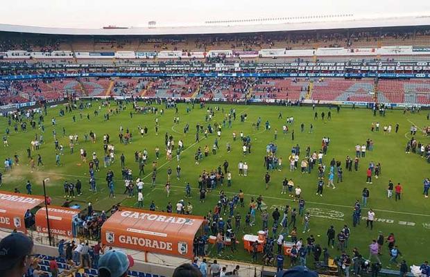 Oroare în Mexic! „Ciocnirea” violentă a ultrașilor a cuprins tot stadionul » Se vorbește de 17 morți!
