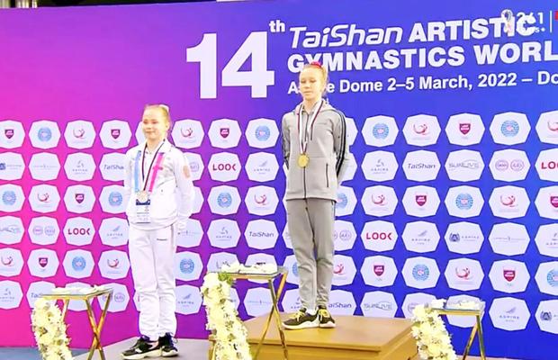 Noi urmări în sport ale războiului » Două gimnaste din Rusia, lăsate singure pe podium + cum explică Medvedev ștergerea steagului