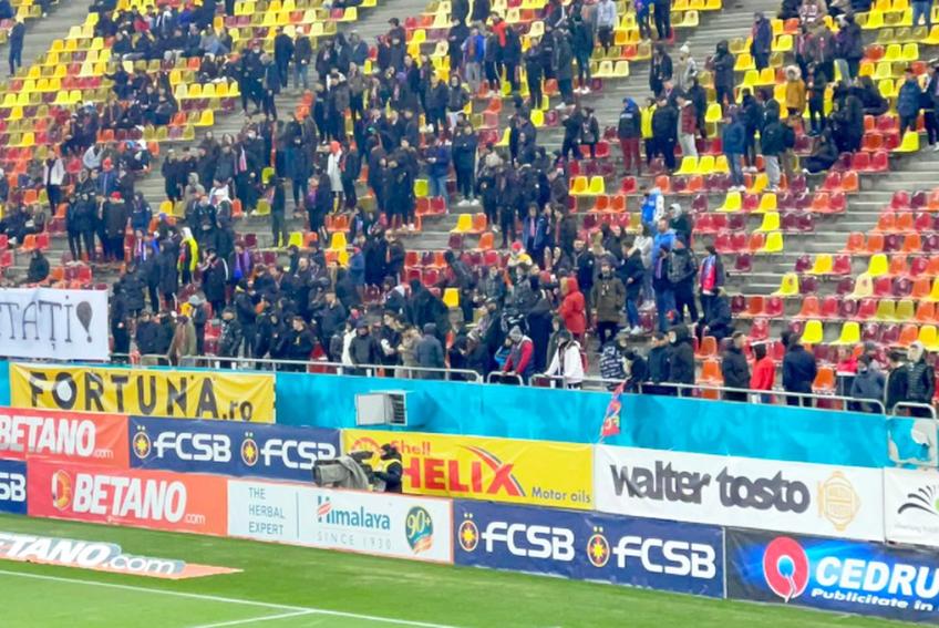 Fanii din Peluza Roș-Albastre au protestat la meciul FCSB - FC Voluntari, din ultima etapă a sezonului regulat. Au refuzat să își încurajeze favoriții, în semn de protest față de rezultatele recente.