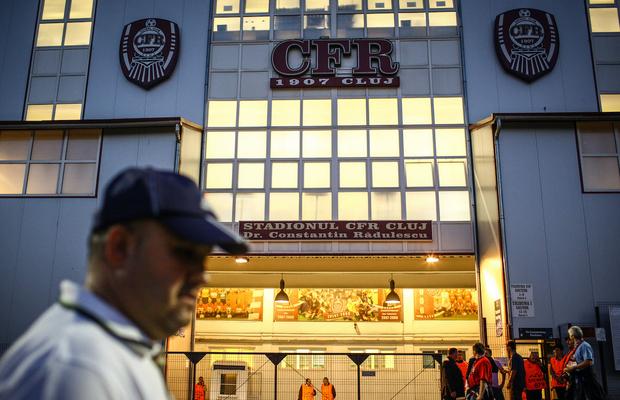 Bătaie pe cateringul minuscul de la CFR Cluj. Campioana acuzată de contracte pe pile: firma beneficiară e unui senator PSD, prieten cu un oficial al clubului