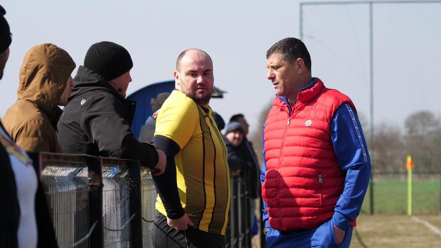 Reportaj savuros din fotbalul foarte mic, la Puchenii Mari - Cocorăștii Colț » „A fost porcu' gras, d-aia avem numai rotofei în echipă! Sunt campion mondial la pahare, țuica mea e vitamină curată”
