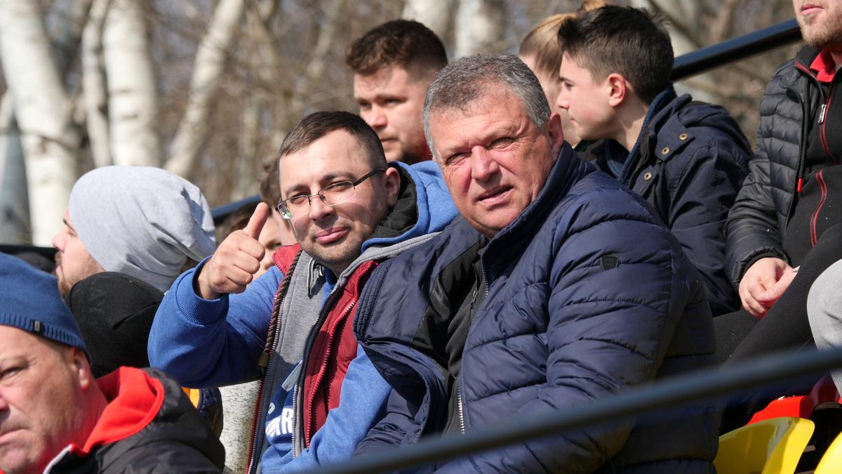 Reportaj savuros din fotbalul foarte mic, la Puchenii Mari - Cocorăștii Colț » „A fost porcu' gras, d-aia avem numai rotofei în echipă! Sunt campion mondial la pahare, țuica mea e vitamină curată”