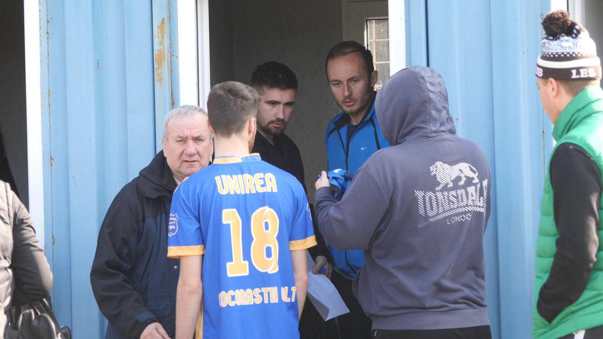 Reportaj savuros din fotbalul foarte mic, la Puchenii Mari - Cocorăștii Colț » „A fost porcu' gras, d-aia avem numai rotofei în echipă! Sunt campion mondial la pahare, țuica mea e vitamină curată”