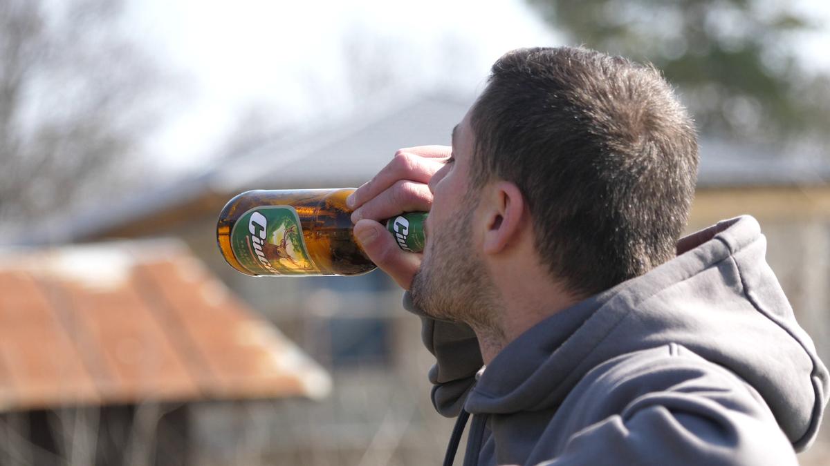 Reportaj savuros din fotbalul foarte mic, la Puchenii Mari - Cocorăștii Colț » „A fost porcu' gras, d-aia avem numai rotofei în echipă! Sunt campion mondial la pahare, țuica mea e vitamină curată”