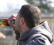 Reportaj savuros din fotbalul foarte mic, la Puchenii Mari - Cocorăștii Colț » „A fost porcu' gras, d-aia avem numai rotofei în echipă! Sunt campion mondial la pahare, țuica mea e vitamină curată”