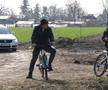 Reportaj savuros din fotbalul foarte mic, la Puchenii Mari - Cocorăștii Colț » „A fost porcu' gras, d-aia avem numai rotofei în echipă! Sunt campion mondial la pahare, țuica mea e vitamină curată”