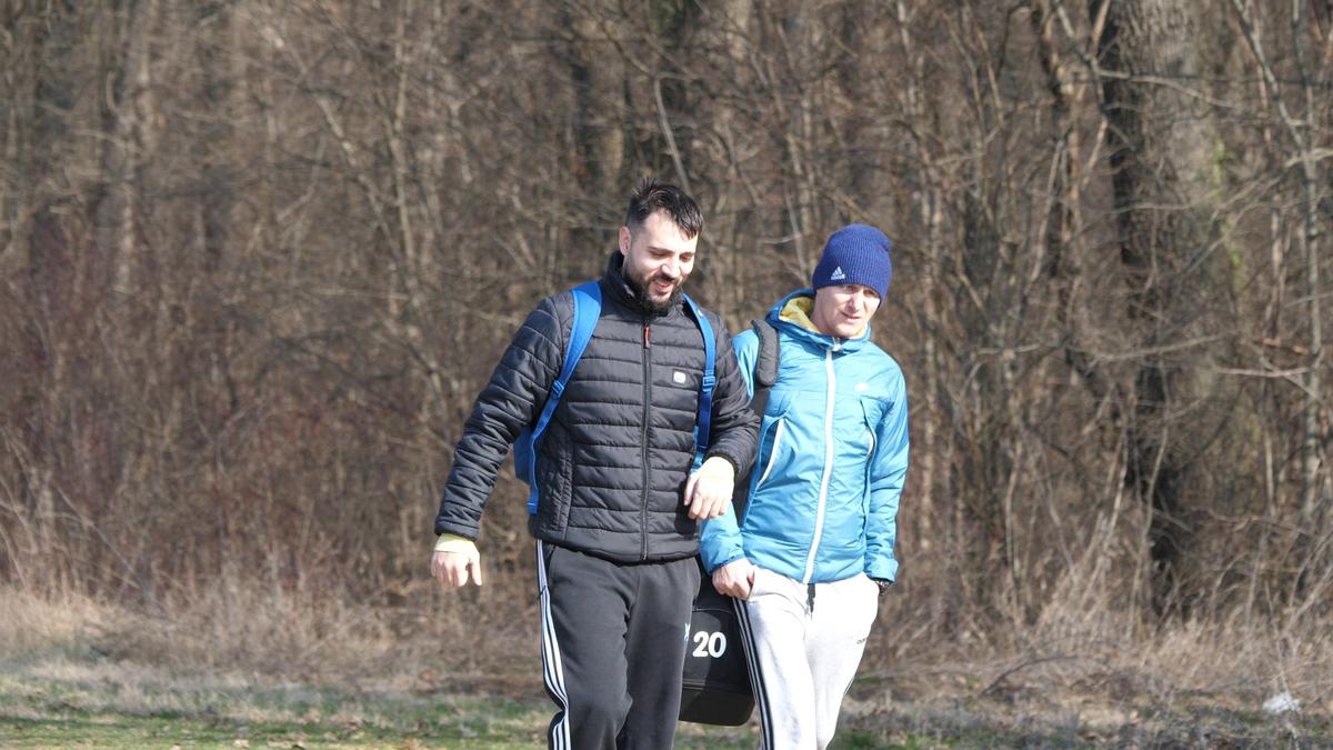 Reportaj savuros din fotbalul foarte mic, la Puchenii Mari - Cocorăștii Colț » „A fost porcu' gras, d-aia avem numai rotofei în echipă! Sunt campion mondial la pahare, țuica mea e vitamină curată”