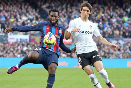 Valencia protestează vehement pentru un penalty refuzat contra Barcelonei. Foto: Imago Images