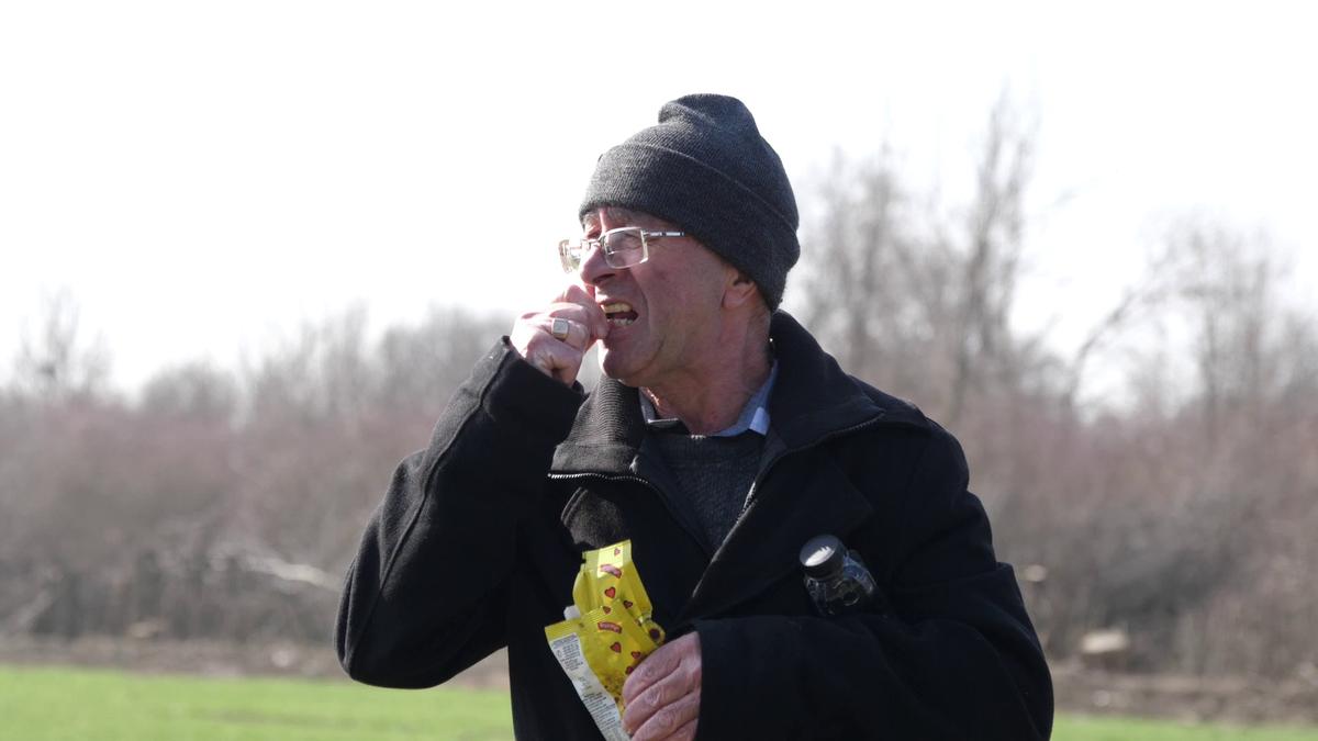 Reportaj savuros din fotbalul foarte mic, la Puchenii Mari - Cocorăștii Colț » „A fost porcu' gras, d-aia avem numai rotofei în echipă! Sunt campion mondial la pahare, țuica mea e vitamină curată”