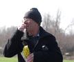 Reportaj savuros din fotbalul foarte mic, la Puchenii Mari - Cocorăștii Colț » „A fost porcu' gras, d-aia avem numai rotofei în echipă! Sunt campion mondial la pahare, țuica mea e vitamină curată”