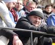 Reportaj savuros din fotbalul foarte mic, la Puchenii Mari - Cocorăștii Colț » „A fost porcu' gras, d-aia avem numai rotofei în echipă! Sunt campion mondial la pahare, țuica mea e vitamină curată”