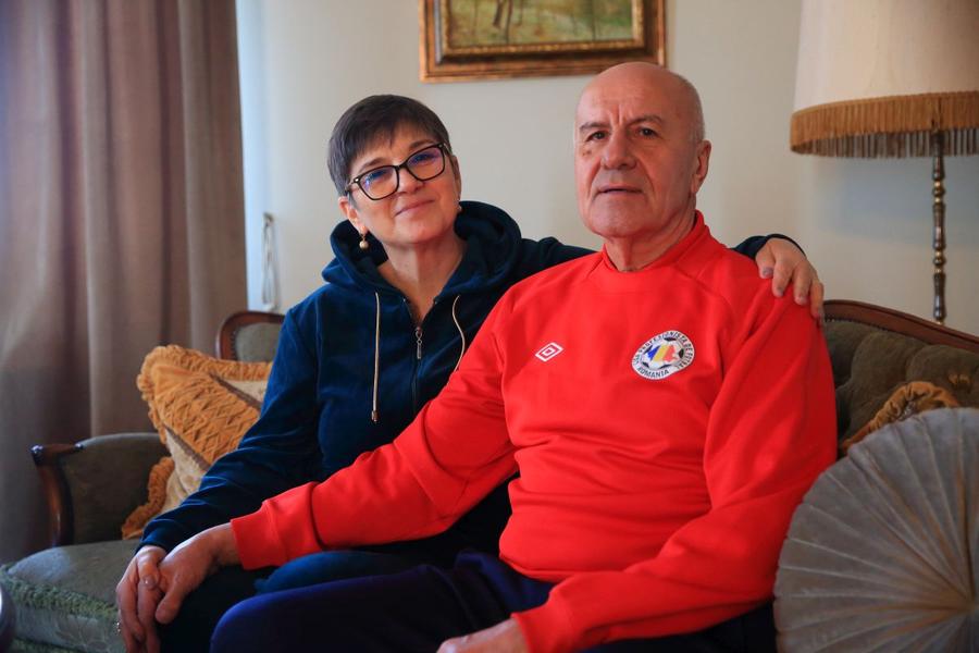 Alina și Florea Ispir. Foto: Ionuț Iordache (GSP) Jucătorul din Liga 1 care deține recordul de meciuri disputate pentru aceeași echipă a povestit pentru Gazetă: „Merg zilnic 60-70 de minute cu bicicleta! Am o bătrâneţe liniştită şi frumoasă