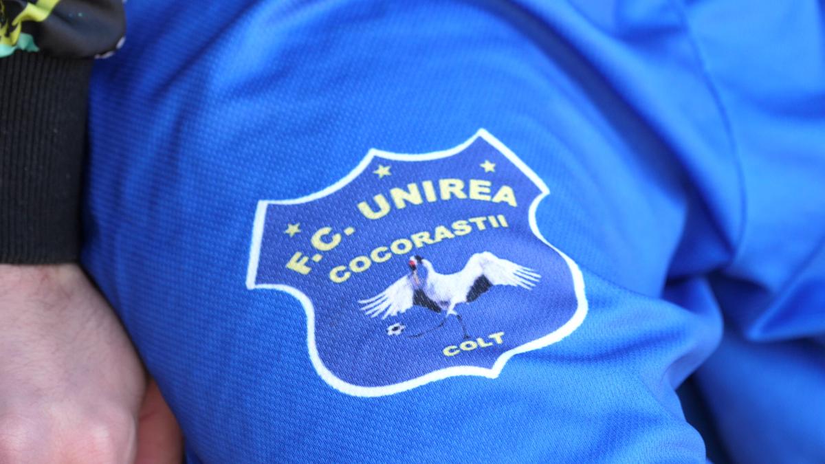 Reportaj savuros din fotbalul foarte mic, la Puchenii Mari - Cocorăștii Colț » „A fost porcu' gras, d-aia avem numai rotofei în echipă! Sunt campion mondial la pahare, țuica mea e vitamină curată”
