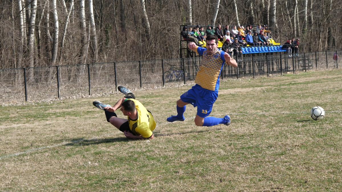 Reportaj savuros din fotbalul foarte mic, la Puchenii Mari - Cocorăștii Colț » „A fost porcu' gras, d-aia avem numai rotofei în echipă! Sunt campion mondial la pahare, țuica mea e vitamină curată”