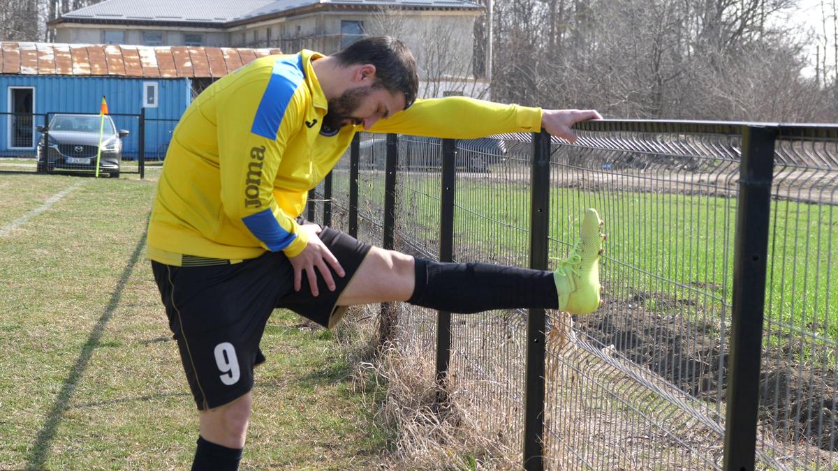 Reportaj savuros din fotbalul foarte mic, la Puchenii Mari - Cocorăștii Colț » „A fost porcu' gras, d-aia avem numai rotofei în echipă! Sunt campion mondial la pahare, țuica mea e vitamină curată”