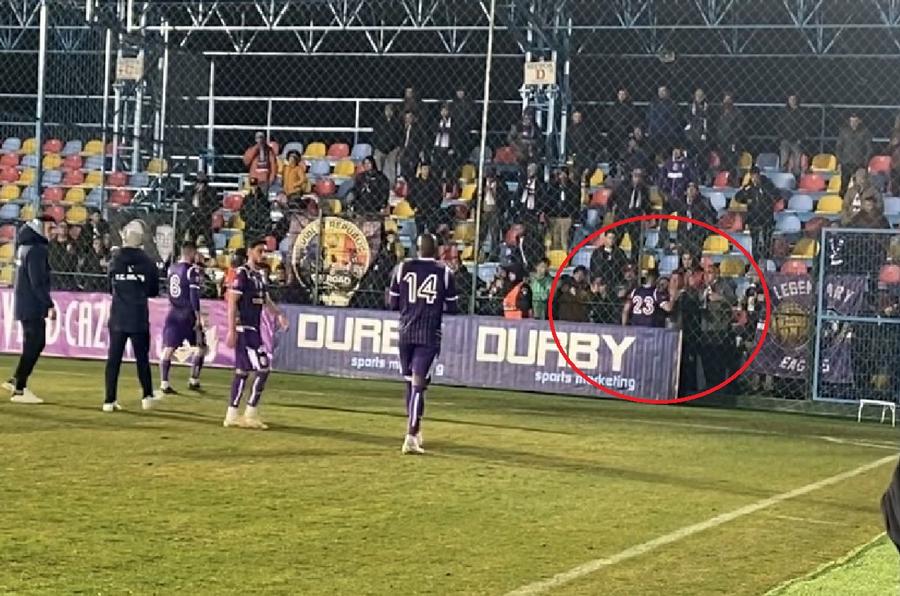 Marius Constantin le oferă explicații fanilor lui FC Argeș / Sursă foto: GSP „Veteranul” echipei, primul care a mers să dea explicații » Ce s-a întâmplat imediat după meciul de luni din Superligă: „Să strige ce vor, dar să ne și susțină!”