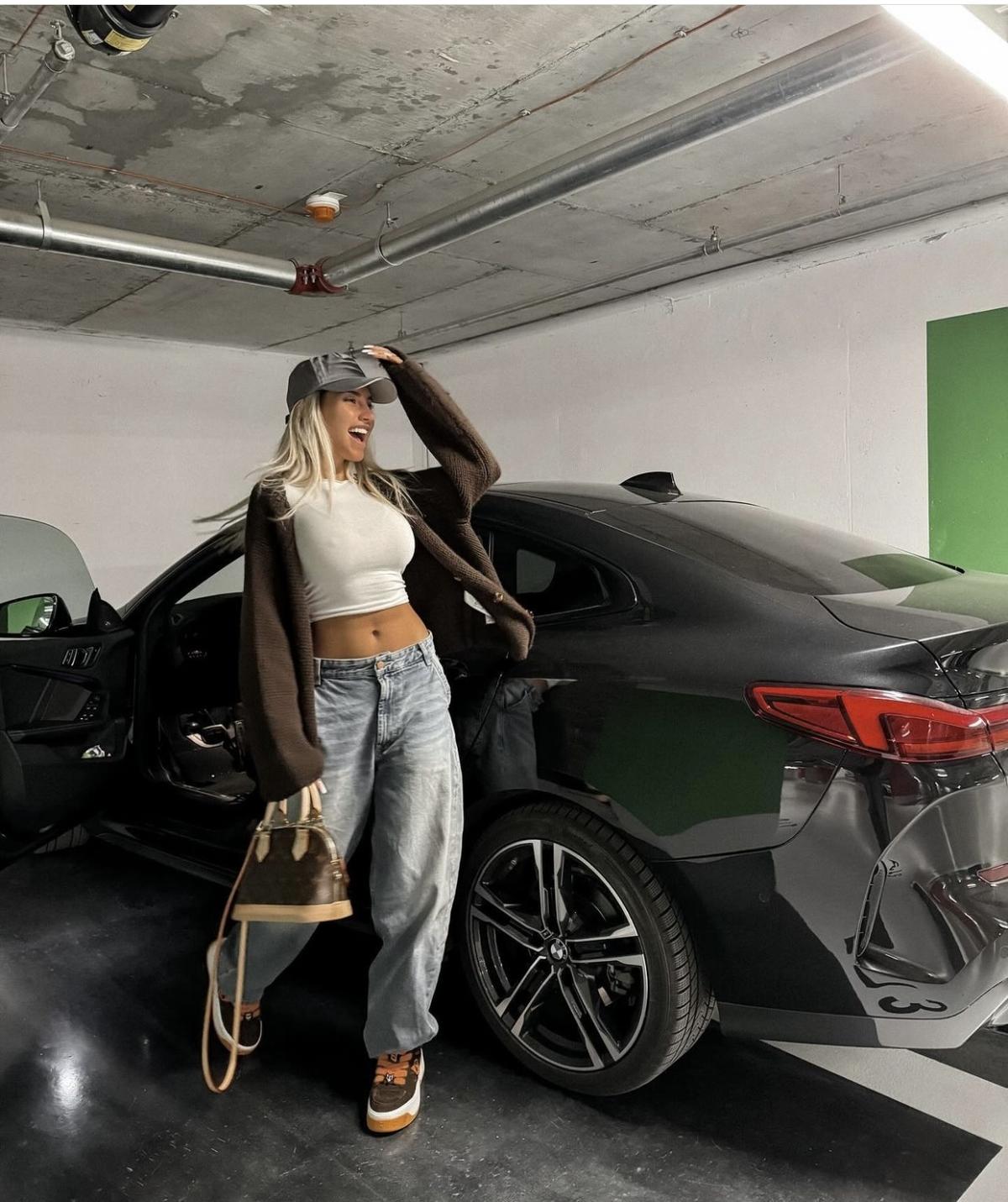 Jucătorul din naționala României căută echipă, dar acum se relaxează cu logodnica în Capri: „Undeva între mare și visele mele”