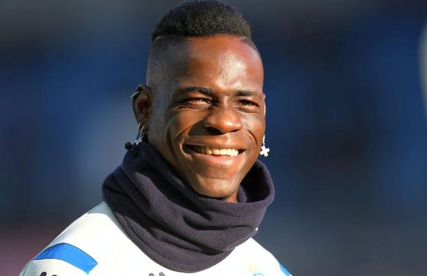 Balotelli a comis-o din nou! Italianul a dat foc ghetelor unui coleg după ce a aruncat cu petarde în vestiar