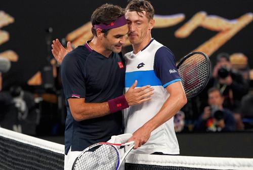John Millman, în dreapta, i-a făcut „zile fripte” lui Federer / Sursă foto: Imago Images