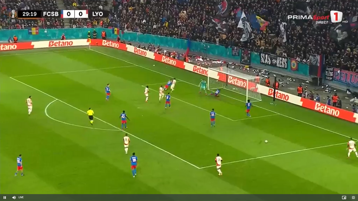 Golul lui Lyon în meciul cu FCSB, două mingi pe teren