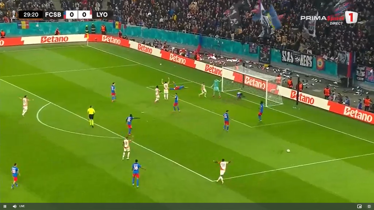 Golul lui Lyon în meciul cu FCSB, două mingi pe teren