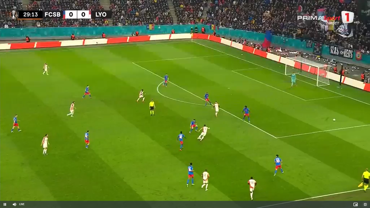 Golul lui Lyon în meciul cu FCSB, două mingi pe teren