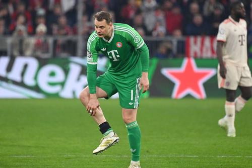 Manuel Neuer a ieșit de pe teren în momentul în care a simițit dureri la gambă. Foto: Imago Images