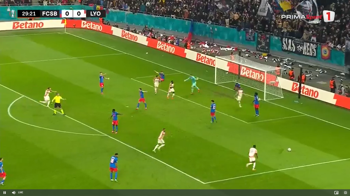 Golul lui Lyon în meciul cu FCSB, două mingi pe teren