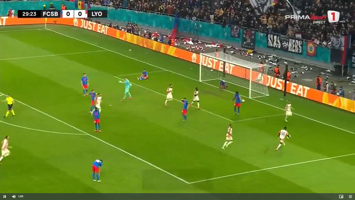 Golul lui Lyon în meciul cu FCSB, două mingi pe teren