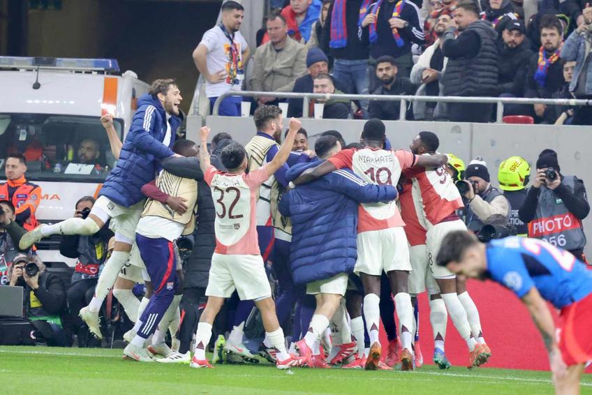 Jucătorii lui Lyon sărbătoresc în fața FCSB, foto: GSP
